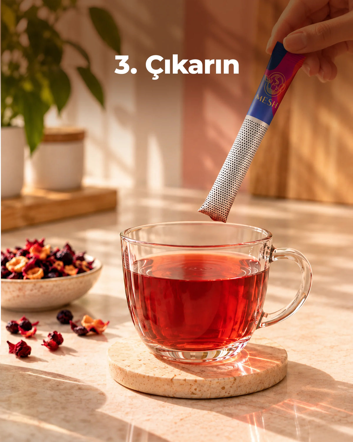 3. Çıkarın: demlenen çaydan Mesh Stick çıkarılıyor