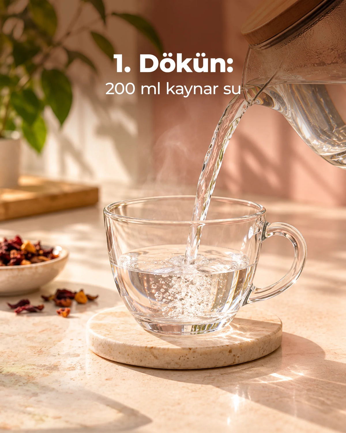 1. Dökün: cam fincana 200 ml kaynar su dökülüyor