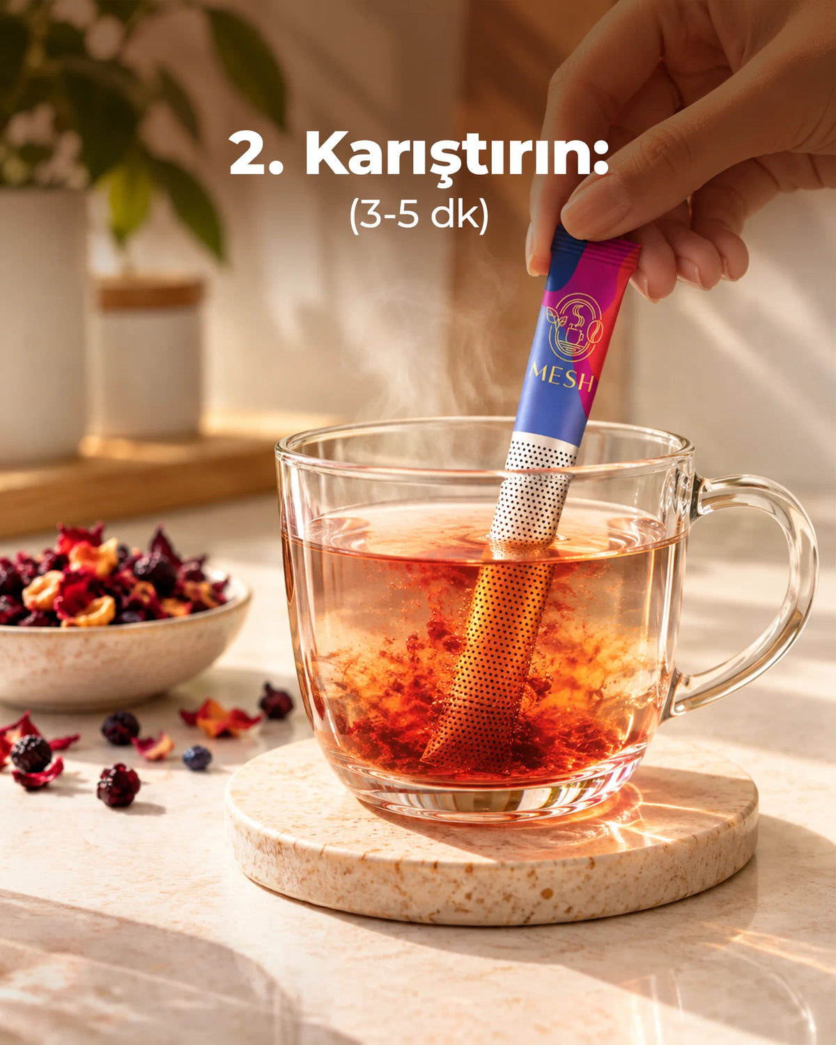 2. Karıştırın: Mesh Stick sıcak suda 3-5 dakika karıştırılıyor, çayın rengi suya yayılıyor