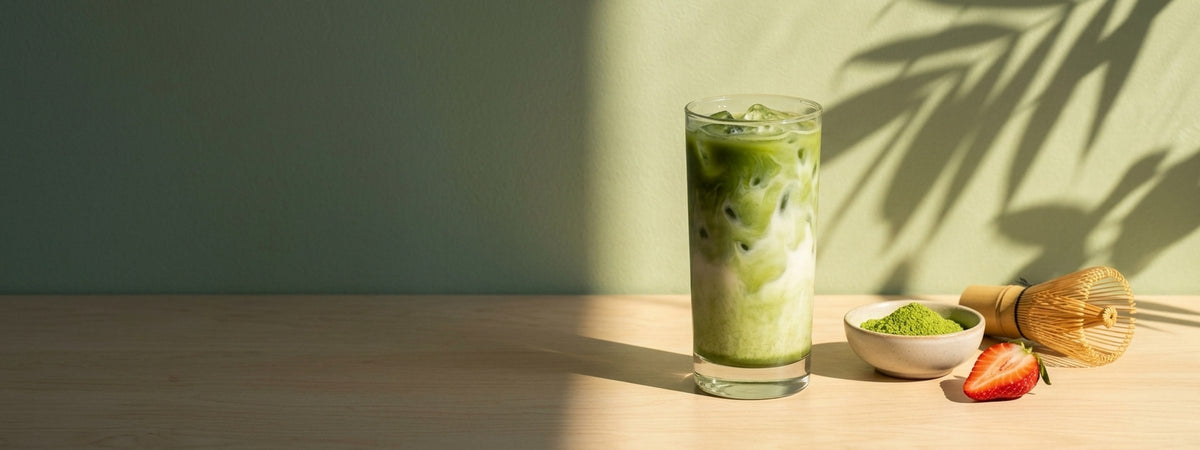 Matcha hero afişi — kase, bambu çırpıcı ve elenmiş toz yan yana