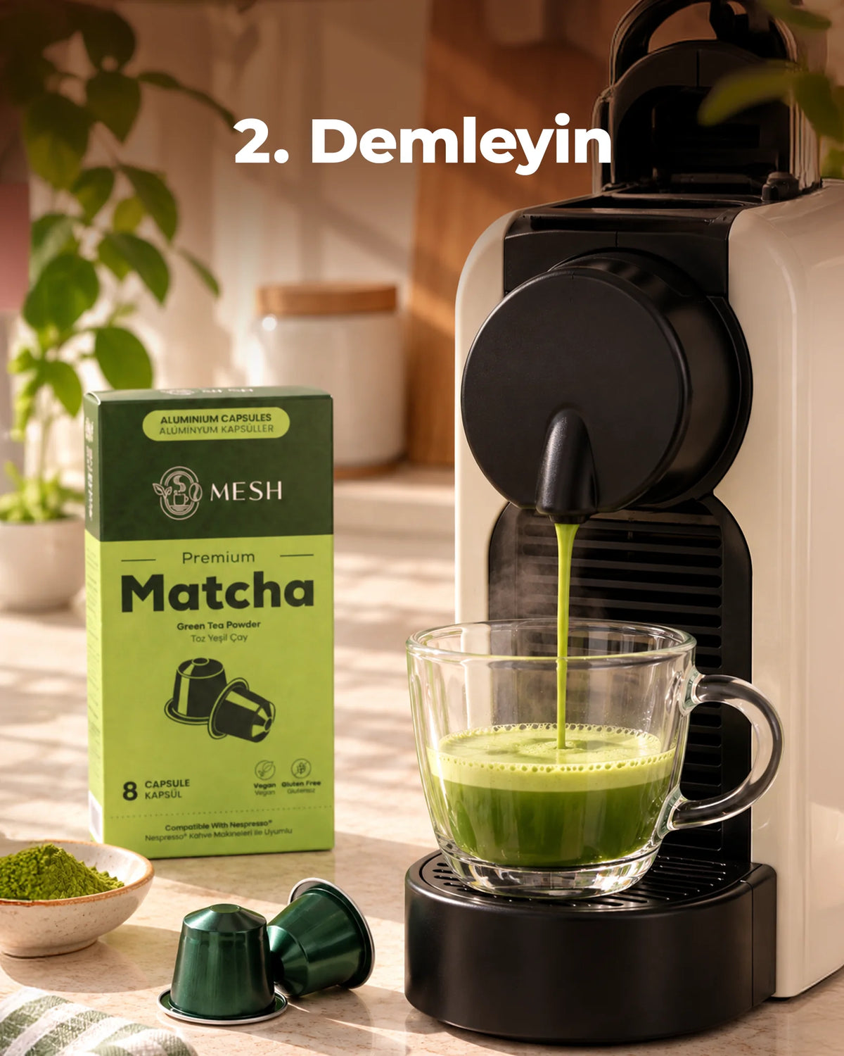 2. Demleyin: kapsül makinesinden cam fincana yeşil matcha akıyor