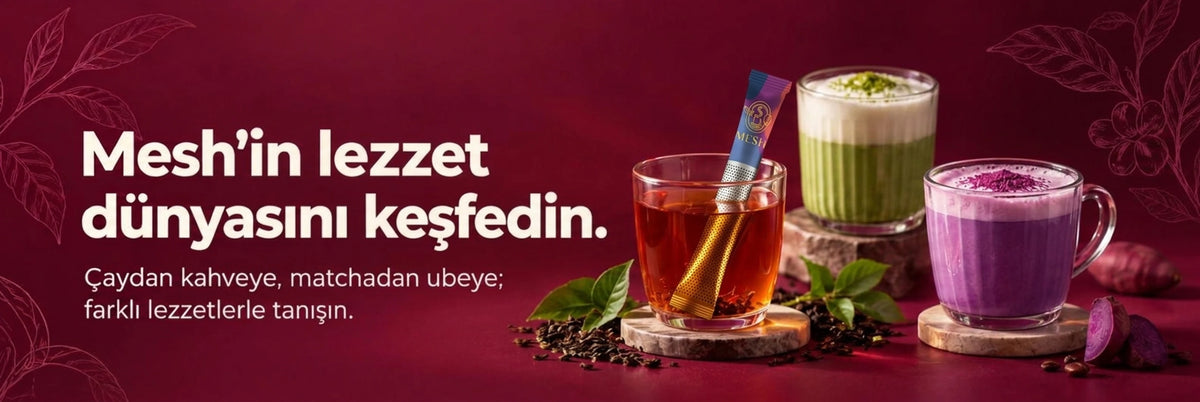 Bordo zeminde Mesh Stick ile demlenen çay, matcha latte ve mor latte bardakları; "Mesh’in lezzet dünyasını keşfedin" yazısı