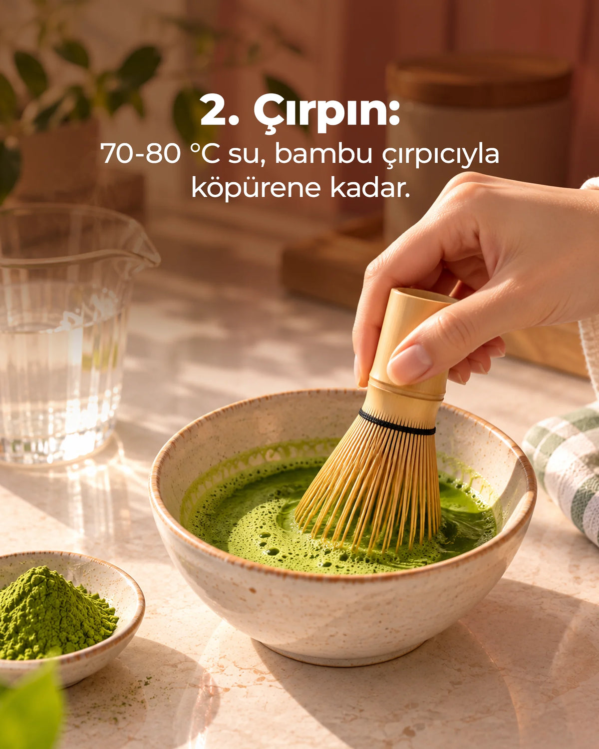 2. Çırpın: 70-80 °C suda matcha bambu çırpıcıyla köpürene kadar çırpılıyor