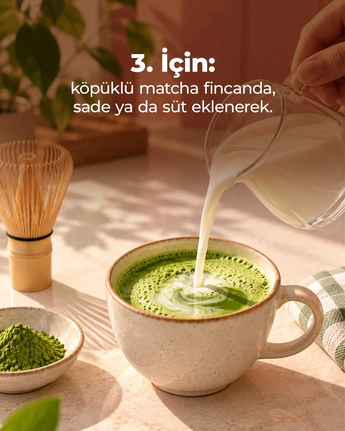 3. İçin: köpüklü matcha fincanda, sade ya da süt eklenerek