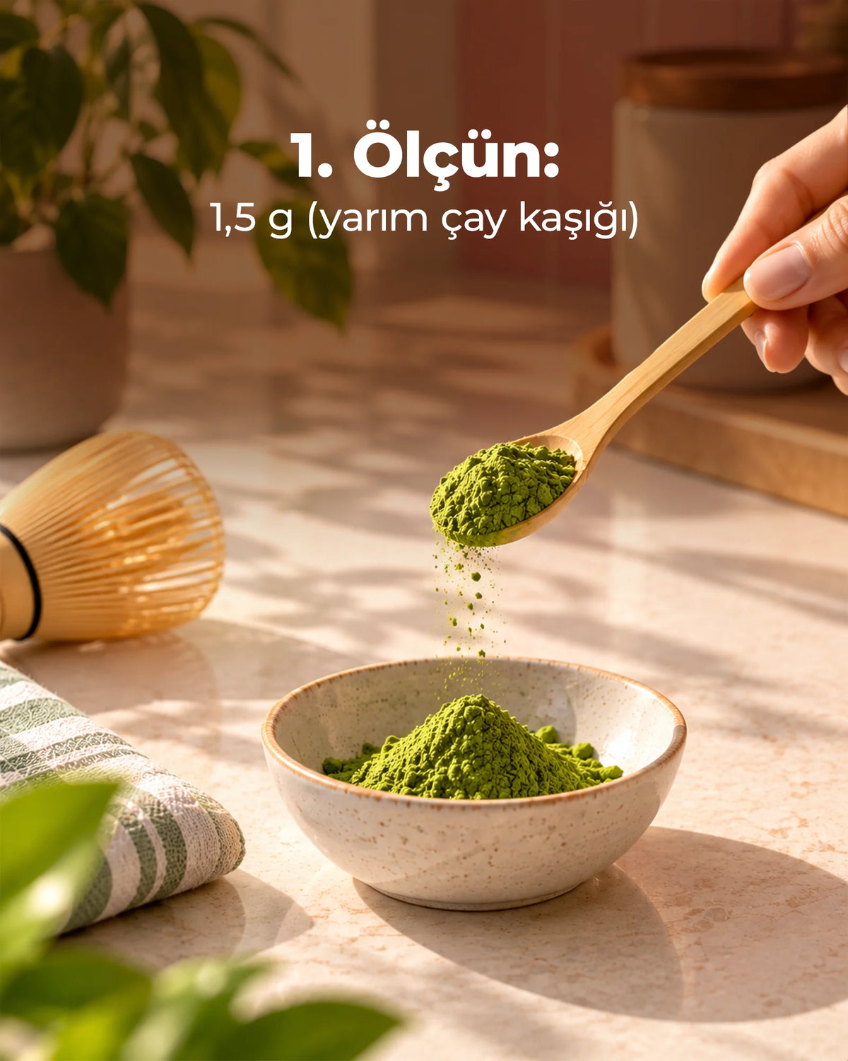 1. Ölçün: bambu kaşıkla kaseye 1,5 g, yani yarım çay kaşığı matcha konuyor