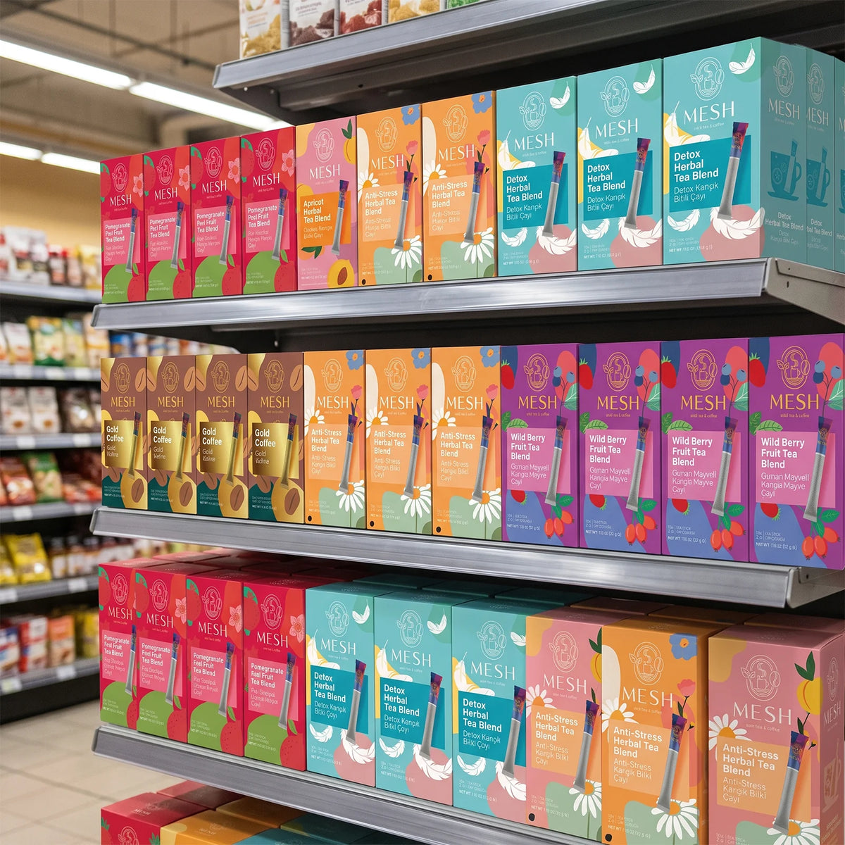 Market rafında dizili renkli Mesh Stick çay kutuları